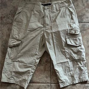 Tommy Hilfiger cargo shorts custom fit food condition.
